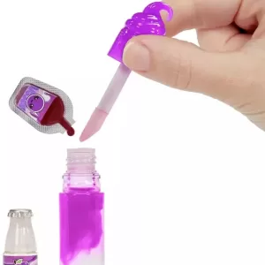 Яммиленд Игр наб Кукла Грета Грейп с набором для изготовления блеска для губ для детей Yummiland