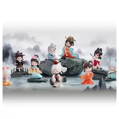 Фигурка ANITA Mountains and Seas have Spirits Series. Горы и моря хранят древних духов, которые дремлют в скалах, парят в облаках и танцуют на гребнях волн. Серия «АНИТА: Духи гор и морей» (Anita: Mountains and Seas Have Spirits) от бренда TNT SPACE - это пятое воплощение героини, где она предстаёт в образах мифических существ из глубин китайской мифологии. Белый журавль, рыжая лиса, лунный заяц - каждый дух здесь обретает черты Аниты и её узнаваемый стиль. Каждая фигурка высотой 8,5–11 см выполнена из высококачественного ПВХ и АБС-пластика с потрясающим вниманием к деталям. Этот mystery бокс может скрывать одного из восьми основных персонажей, каждый из которых воплощает дух природы: Белый журавль - грация и чистота, парящая над облаками. Рыжая лиса - хитрость и мудрость, скрытые за пушистым хвостом. Лунный заяц - нежный хранитель ночного светила, толкущий снадобье бессмертия. Олений бог - величие и спокойствие лесного владыки. Соблазнительная змея - загадочность и гипнотическая красота. Танцующая бабочка - лёгкость и быстротечность прекрасного мгновения. Черный кот - таинственность и магия, скрытая в тени. Талисман удачи - тот, кто приносит счастье и благополучие. Вероятность выпадения каждого обычного персонажа - 1 к 8. Это настоящая слепая коробка фигурки, где вас ждёт сюрприз. Но среди всех этих духов есть один, самый редкий и божественный: ???? Секретная фигурка - Божественная птица Редчайший экземпляр, олицетворяющий высшую силу и благодать. Шанс выпадения этого блайндбокс составляет 1 к 96. Встретить её - большая удача. Blind box купить, значит прикоснуться к древним легендам и поселить у себя одного из духов гор и морей. Кто поселится у вас: грациозный Белый журавль, таинственная Соблазнительная змея или та самая редкая Божественная птица? Распакуйте этот сюрприз бокс игрушки и позвольте фигурке в сюрприз-боксе стать вашим хранителем. Фигурки предназначены для коллекционеров в возрасте от пятнадцати лет и старше. Они станут идеальным подарком для всех, кто увлечён китайской мифологией, ценит изящные образы и готов встретиться с духами, что живут в горах и морях. Анита уже ждёт - откройте коробку и узнайте, какой дух выбрал вас.